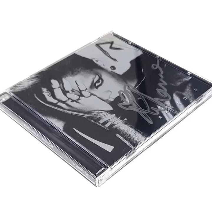 [BUNJANG] Rihanna Rated R Official 4th Album Autographed CD / [친필싸인반]리한나 정규4집 Rated R 2010년 방한