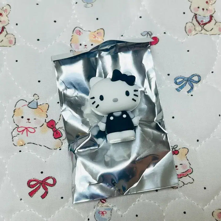[BUNJANG] Seven Eleven Kitty Greek Yogurt Magnet / 세븐일레븐 키티 그릭요거트 마그넷 판매합니다