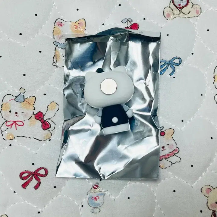 [BUNJANG] Seven Eleven Kitty Greek Yogurt Magnet / 세븐일레븐 키티 그릭요거트 마그넷 판매합니다