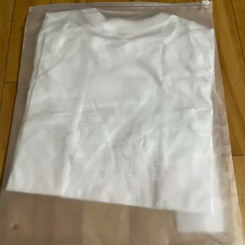 [BUNJANG] BTS V Friends T-Shirt (M, Sealed) / 방탄 뷔 프렌즈 Friends 티셔츠