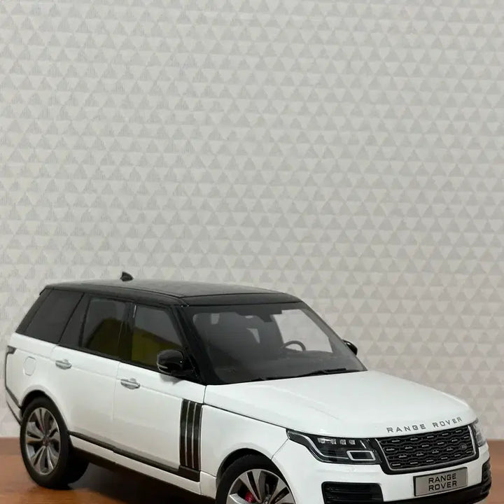 [BUNJANG] LCD 1:18 Range Rover Autobiography SV White / 1:18 LCD 레인지로버 오토바이오그래피 SV 화이트 (BBR,MR,오토아트)