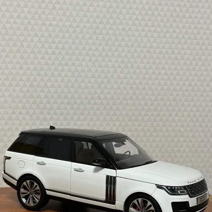 [BUNJANG] LCD 1:18 Range Rover Autobiography SV White / 1:18 LCD 레인지로버 오토바이오그래피 SV 화이트 (BBR,MR,오토아트)