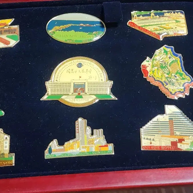 [BUNJANG] Dalian Development Zone Commemorative Pin Set with Magnifying Glass / 중국 근대사 다롄 개발구 기념 핀 세트 돋보기 포함
