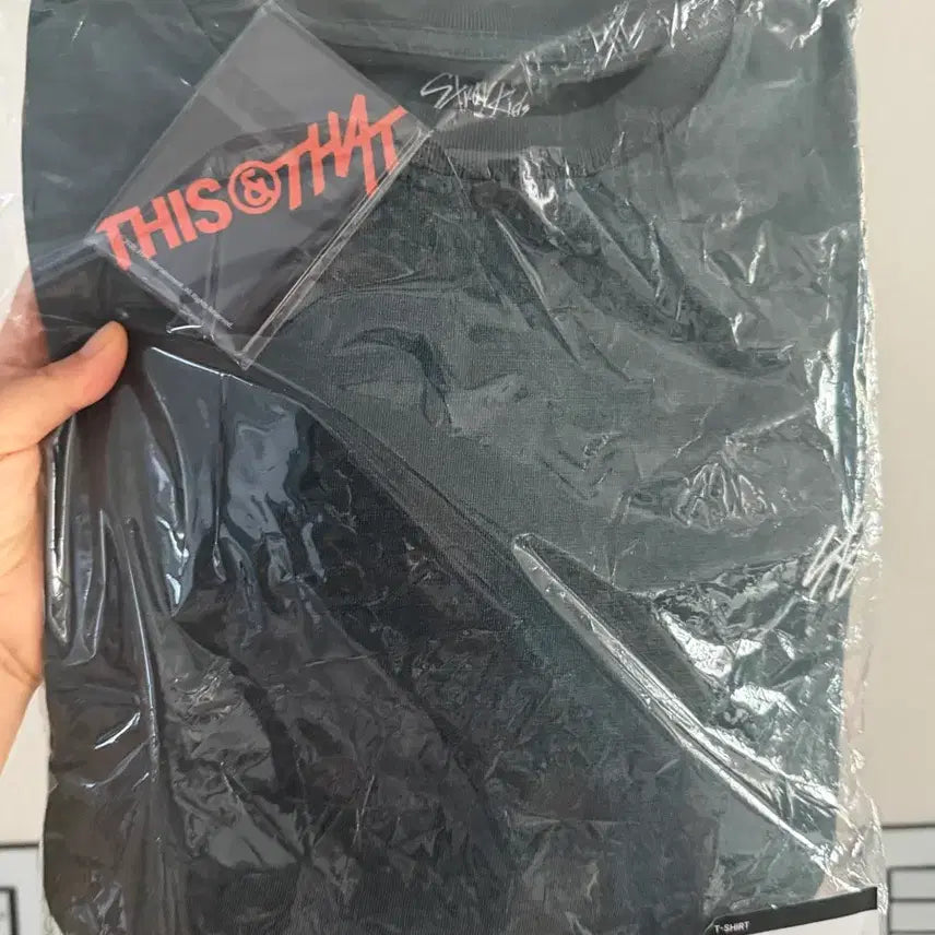 [BUNJANG] THISNTHAT Popup T-Shirt (Photocard Included) / 디스앤댓 팝업 티셔츠 (포카포함)