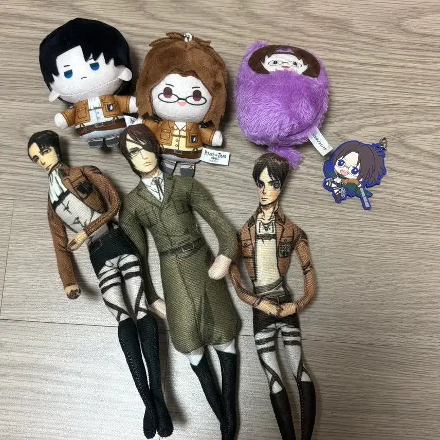 [BUNJANG] Attack on Titan Levi &amp; Hange Nui Keyring Bundle Set / 진격의 거인 진격거 리바이 한지 누이 키링 일괄판매