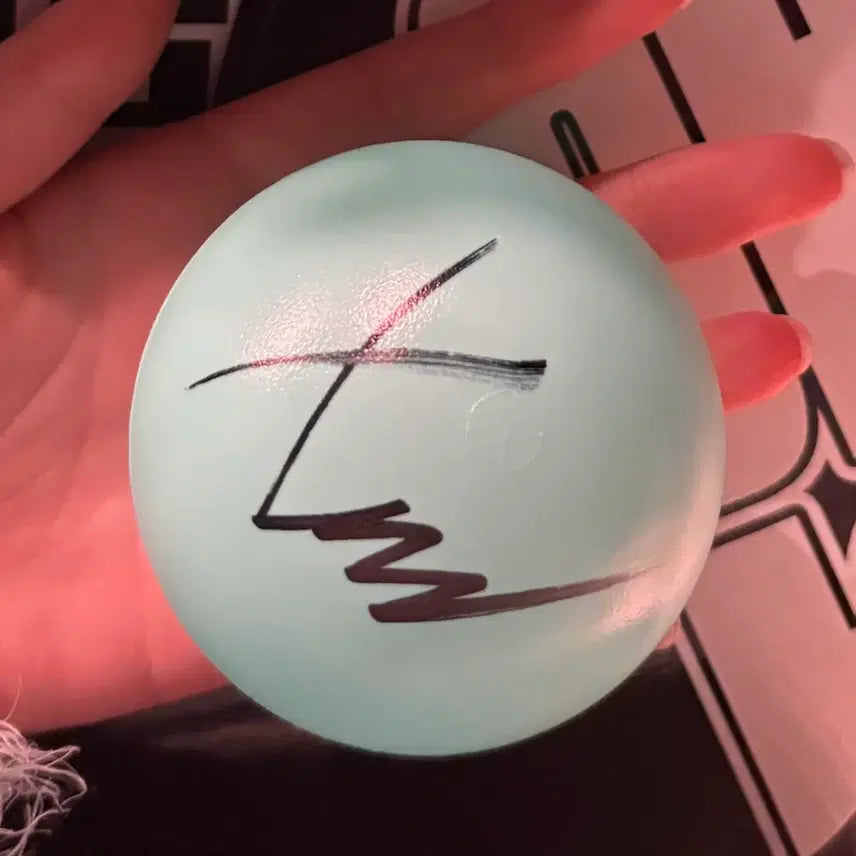 [BUNJANG] KICKFLIP Donghyun Signed Ball / 킥플립 동현 싸인볼 사인볼