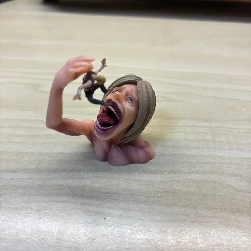 [BUNJANG] Attack on Titan Figure (Eating Scene) / 진격의 거인 피규어 (잡아먹는 장면)