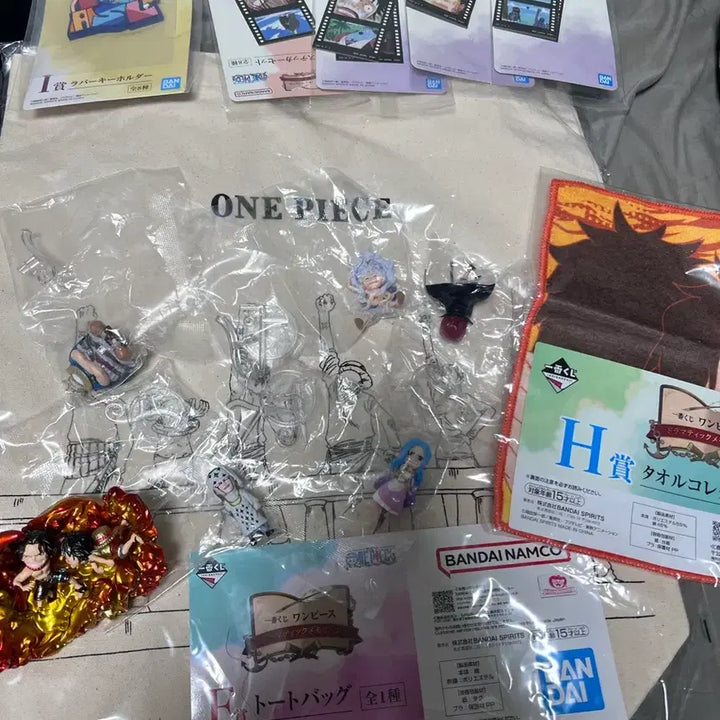 [BUNJANG] One Piece Merchandise Bundle Tote Bag Towel Strap Figure Set / 원피스 피규어 일괄 토트백 타월 스트랩 굿즈 피규어