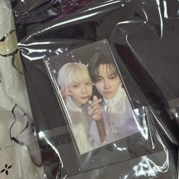 [BUNJANG] Ateez Aniteez Dejavu Popup T-Shirt Hongjoong Yeosang Unit Photocard / 에이티즈 애니티즈 데자뷰 팝업 티셔츠 홍중 여상 유닛포카 Ateez Aniteez T-shirt Unit poca