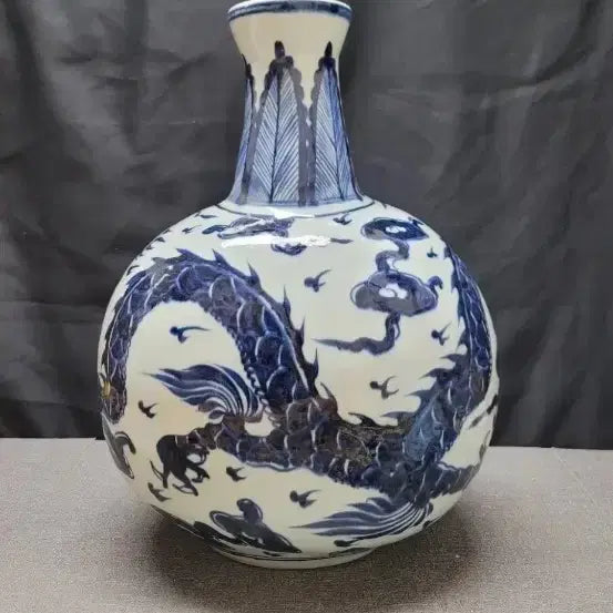 [BUNJANG] Celadon Porcelain Vase with Dragon Motif / 청화백자용문청구호