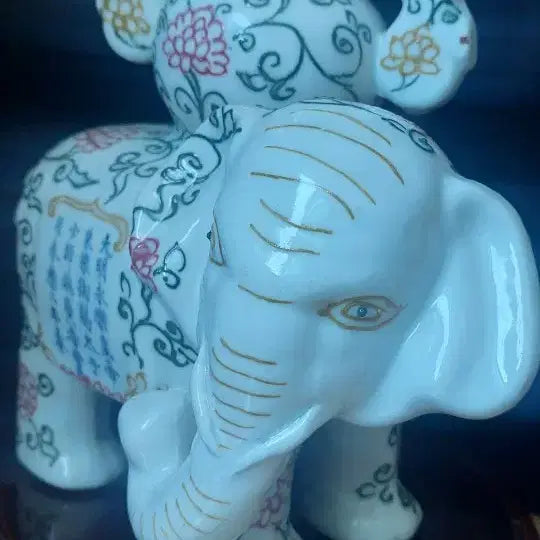 [BUNJANG] Blue-and-White Celadon Porcelain Elephant with Grapevine Pattern / 법화채 전지연화문 코끼리