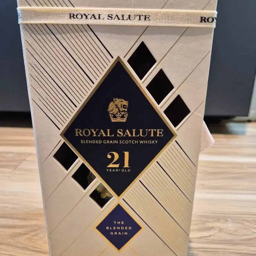 [BUNJANG] Royal Salute 21 Year Old Blended Grain Scotch Whisky Empty Bottle with Box / 로얄살루트 21년산 블렌디드 그레인 스카치 위스키 공병입니다