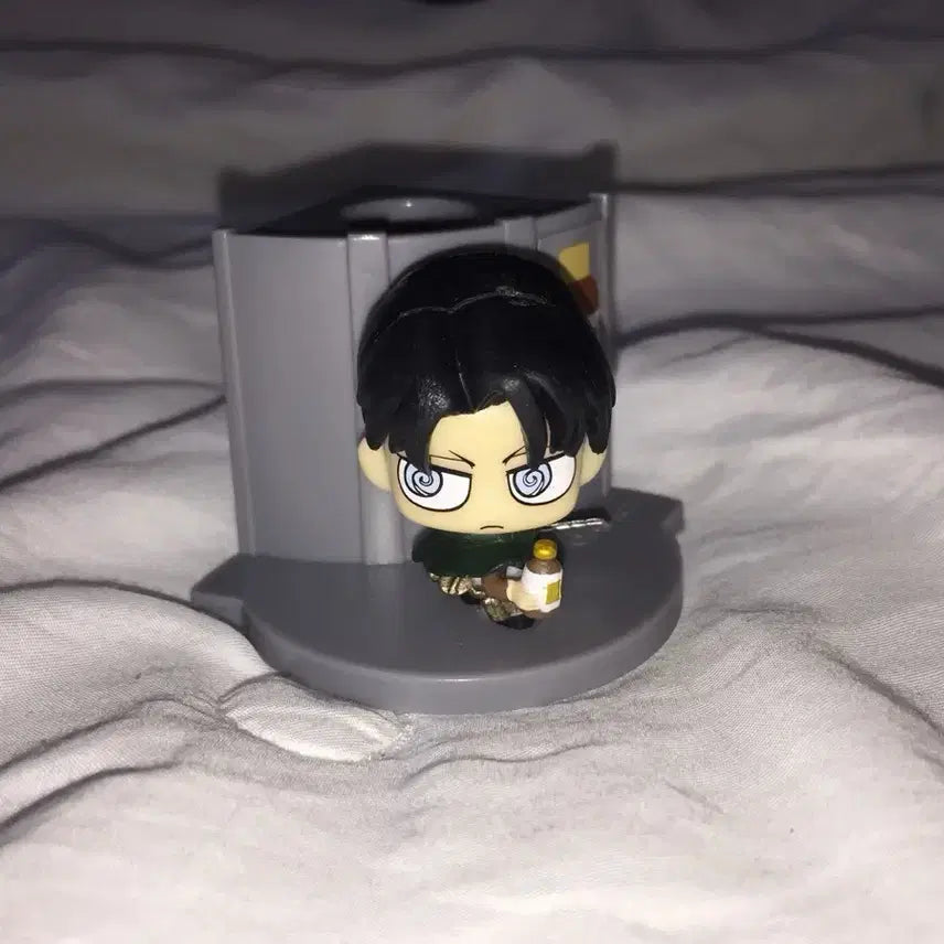 [BUNJANG] Attack on Titan Levi Pen Holder Figure / 진격의거인 진격거 리바이 펜꽂이 피규어
