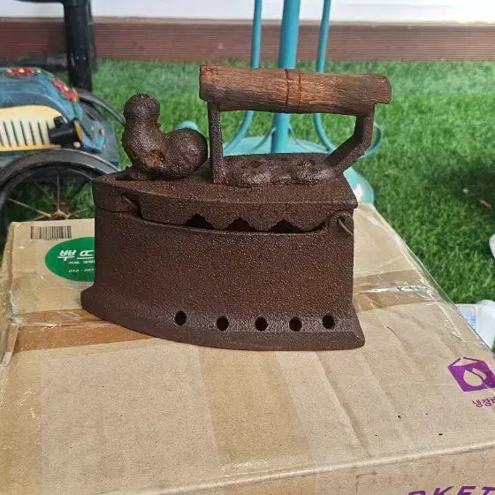 [BUNJANG] Antique Cast Iron Iron with Chicken Decoration / 엔틱 닭장식 무쇠다리미