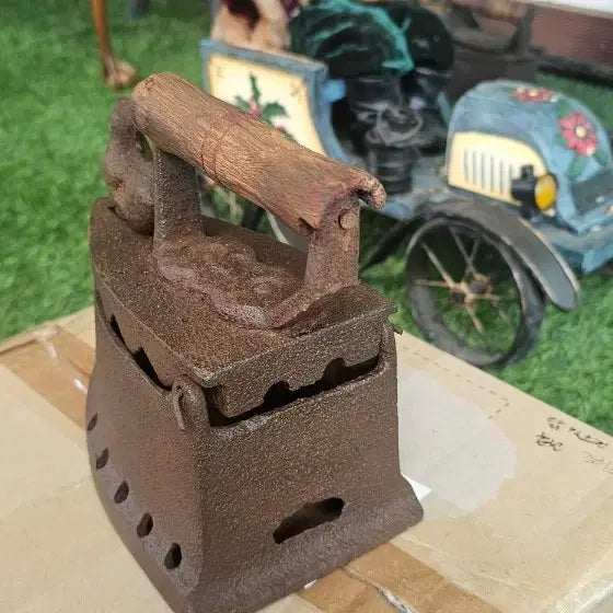 [BUNJANG] Antique Cast Iron Iron with Chicken Decoration / 엔틱 닭장식 무쇠다리미