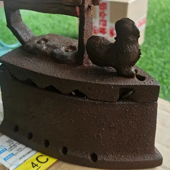 [BUNJANG] Antique Cast Iron Iron with Chicken Decoration / 엔틱 닭장식 무쇠다리미