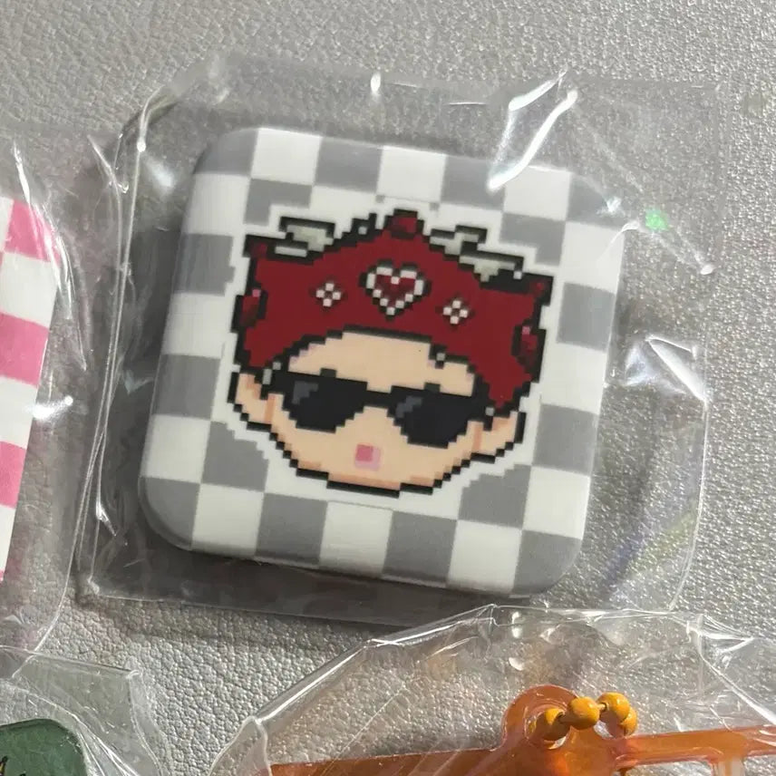 [BUNJANG] G-Dragon GD Popup Gacha Badge Goods / 지드래곤 지디 팝업 가챠 뱃지 굿즈