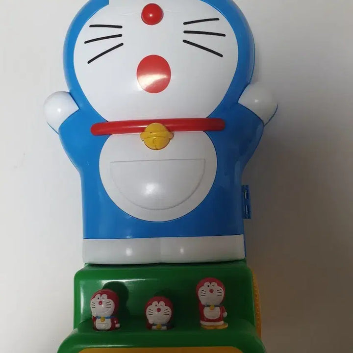 [BUNJANG] Vintage Doraemon Rolling Luggage / 고전 도라에몽 캐리어(구매시 도라에몽 인형 서비스증정)