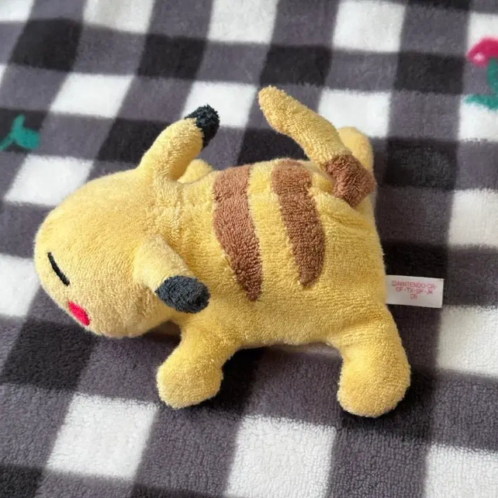 [BUNJANG] TOMY Pikachu Sleeping Flat Plush Toy (1999) / 레어 포켓몬 고전 토미 잠자는 피카츄 납작이 인형 TOMY