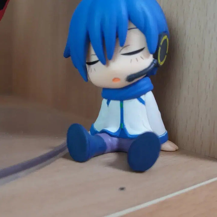[BUNJANG] Vocaloid Kaito Shoulder Perching Gacha Mini Figure / 보컬로이드 카이토 어깨쿵 꾸벅 가챠 피규어 오네무탄 미니 KAITO