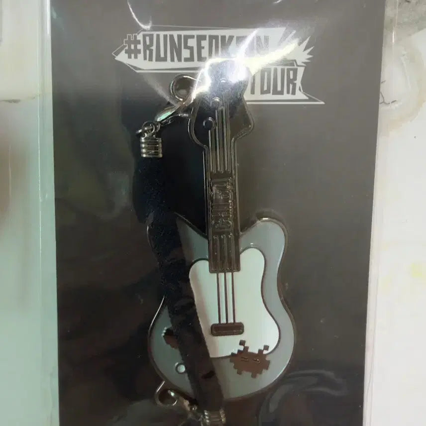 [BUNJANG] Run Jin K-Pop Tour Chiba Guitar Charm (Sealed) / [미개봉] 런석진 기타참-치바