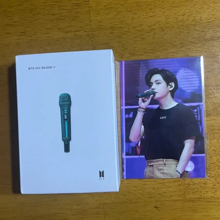 [BUNJANG] BTS HYBE Microphone Badge Bundle Set with Photocard / 방탄 bts 하이브 마이크 뱃지 미개봉 포카포함 일괄