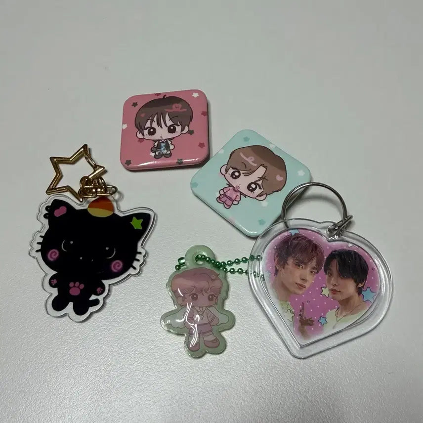 [BUNJANG] NCT Wish Riku Birthday Cafe Keychain &amp; Badge Bundle Set / 위시 리쿠 생카 랜덤 키링 뱃지 일괄 판매
