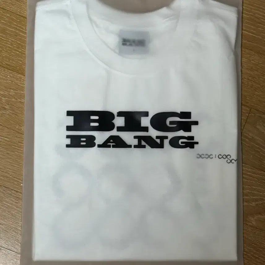 [BUNJANG] Big Bang 20th Anniversary Exhibition Cosmos T-Shirt White (M) / 미개봉) 빅뱅 20주년 전시회 티셔츠 코스모스 화이트(M)