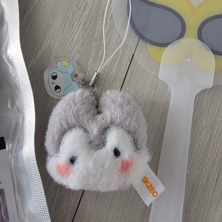 [BUNJANG] Stray Kids Bang Chan Run It Goods Fan + Pompom Keyring / 스트레이키즈 런잇 입장 기프트 울프찬 부채+폼폼키링