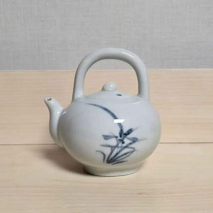 [BUNJANG] Yujin Artist Celadon Porcelain Orchid Inkstone / 유진 작가 청화백자 난초문 연적