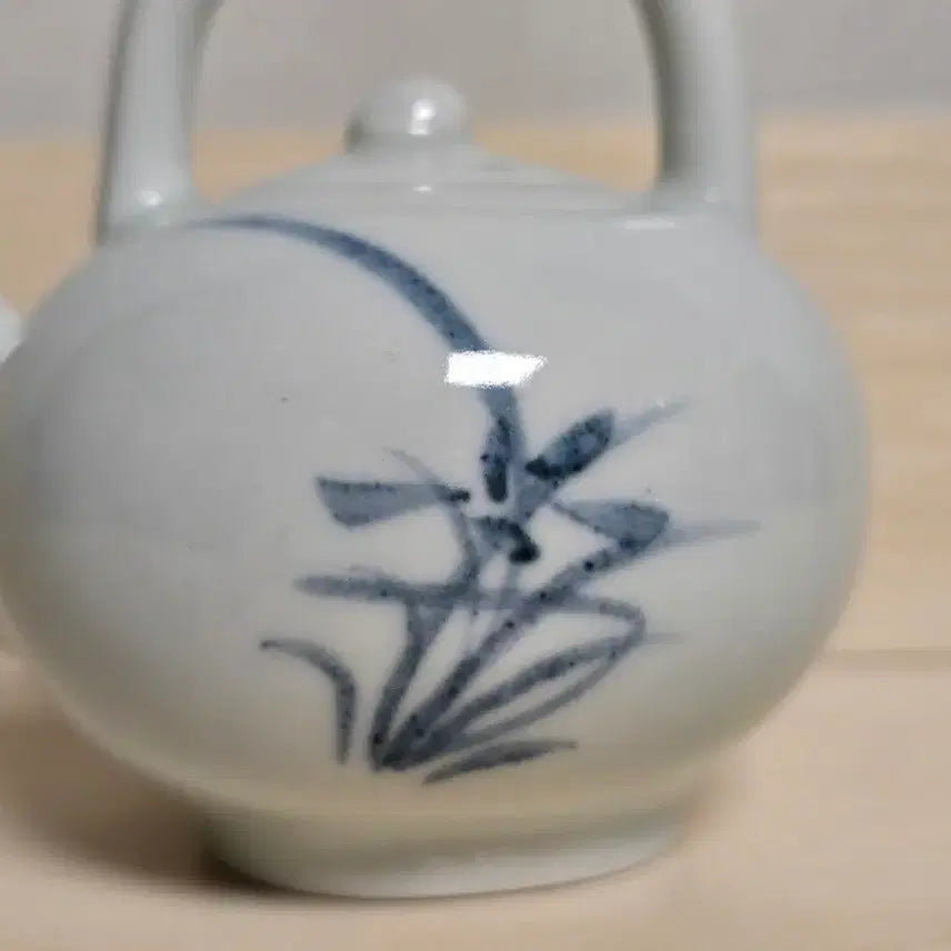 [BUNJANG] Yujin Artist Celadon Porcelain Orchid Inkstone / 유진 작가 청화백자 난초문 연적