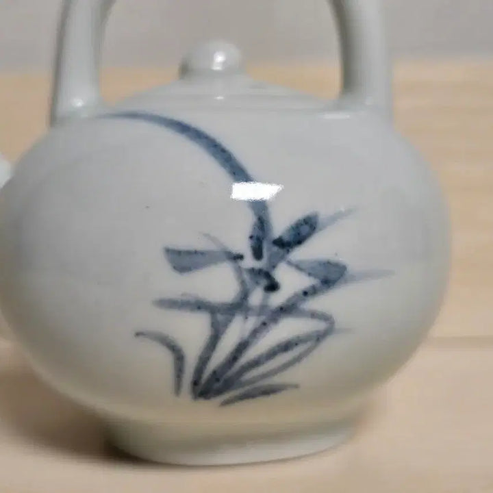 [BUNJANG] Yujin Artist Celadon Porcelain Orchid Inkstone / 유진 작가 청화백자 난초문 연적