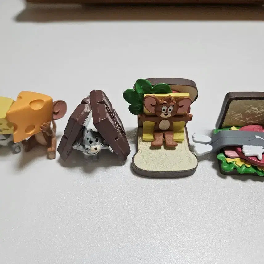 [BUNJANG] Tom and Jerry Cheese Chocolate Sandwich Figure Gacha Set (5 Figures) / (일괄)톰과제리 치즈 초콜릿 샌드위치 피규어 가챠 5개세트