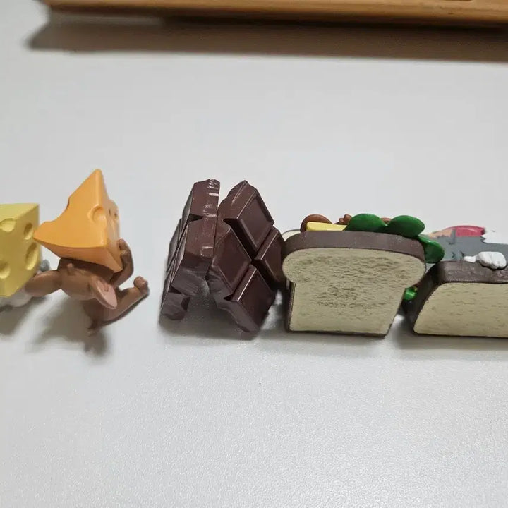 [BUNJANG] Tom and Jerry Cheese Chocolate Sandwich Figure Gacha Set (5 Figures) / (일괄)톰과제리 치즈 초콜릿 샌드위치 피규어 가챠 5개세트