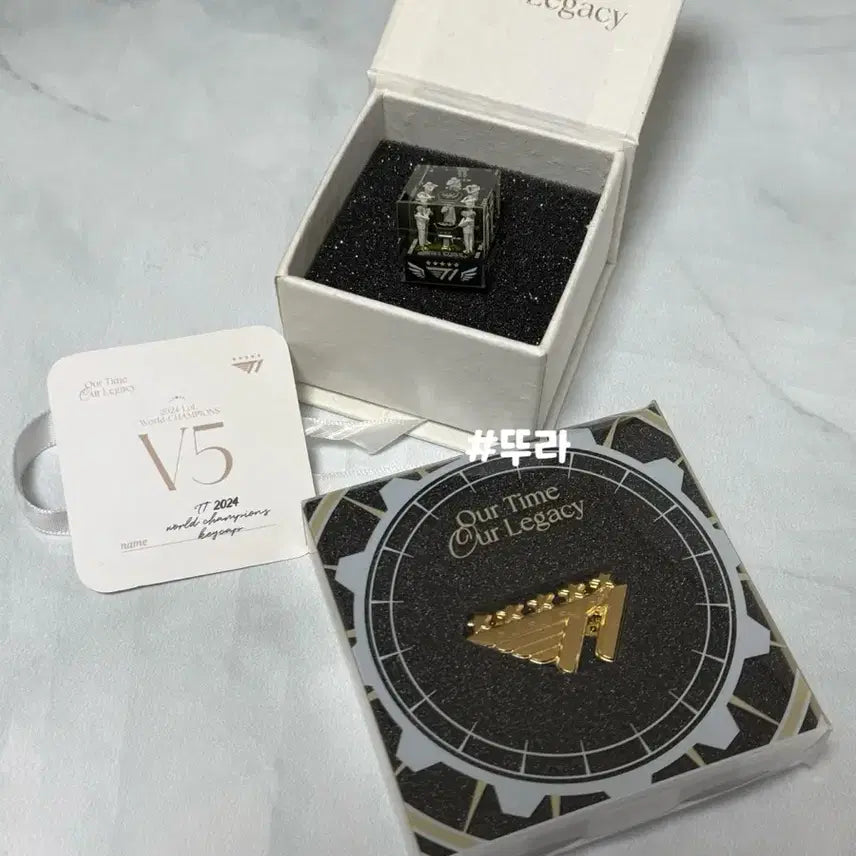 [BUNJANG] T1 2024 Worlds Championship Commemorative Keycap + 5-Star Badge Set / T1 2024 월즈 우승기념 키캡 + 5성 뱃지 세트
