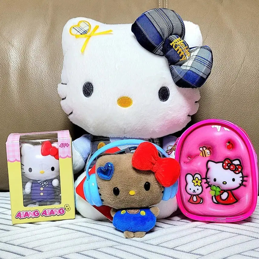 [BUNJANG] Sanrio Hello Kitty Blue Check Overalls Doll + Headphone Charm Doll + Backpack Pouch + Wind-up Figure Set (New) / 산리오 정품헬로키티 블루 체크 멜빵 인형+헤드폰 쓴 키티+키티 백팩파우치+키티 태엽피규어(새상품)