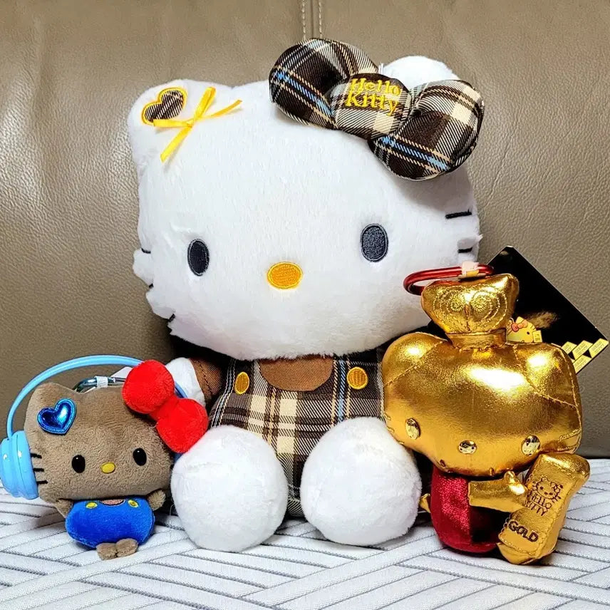 [BUNJANG] Sanrio Hello Kitty Brown Check Overalls Doll + Gold Bar Keychain Doll + Headphones Keychain Doll Set / 산리오 정품 헬로키티 브라운 체크 멜빵인형+황금골드바 키티인형 +헤드폰 쓴 키티인형(새상품)