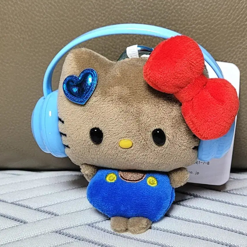 [BUNJANG] Sanrio Hello Kitty Brown Check Overalls Doll + Gold Bar Keychain Doll + Headphones Keychain Doll Set / 산리오 정품 헬로키티 브라운 체크 멜빵인형+황금골드바 키티인형 +헤드폰 쓴 키티인형(새상품)
