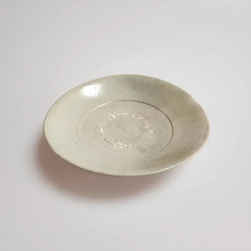 [BUNJANG] 15th Century Joseon Dynasty Celadon Porcelain Plate / 골동품 조선시대 15세기 조선백자 관요사기 접시