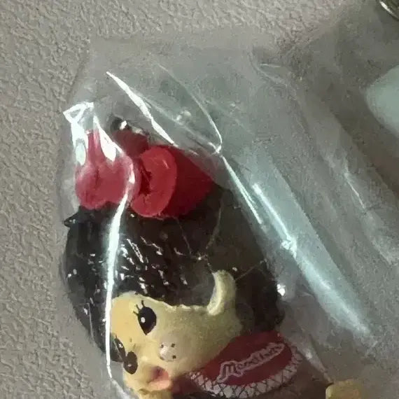 [BUNJANG] Hello Kitty x Monchhichi Collaboration Gacha Mezushi Keychain (Sealed) / 헬로키티 몬치치 콜라보 가챠 메지루시 키링 미개봉