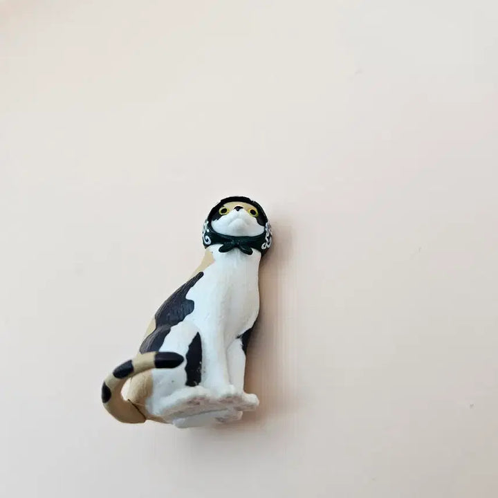 [BUNJANG] Set of 4 Cat Figurines with Accessories / 고양이 피규어 4종 (곽티슈/수건/보자기/초콜릿 장착)