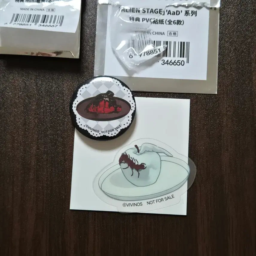 [BUNJANG] A-Stage (AaD) Mo-Fund Special Edition Til Badge &amp; Ivan Sticker Set / 에일리언스테이지 에이스테 AaD 모펀 특전 틸 뱃지 이반 스티커