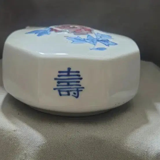 [BUNJANG] Octagonal Celadon Porcelain Inkstone with Peony and Bat Motifs, 10cm Large / 팔각 청화 홍채 모란문 복수문 도자 연적 10cm 대형 서예 문방구