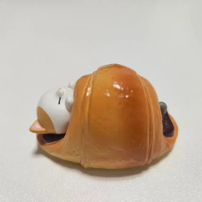 [BUNJANG] Croissant Cat Figure Gacha / 크로와상 고양이 빵 피규어 가챠