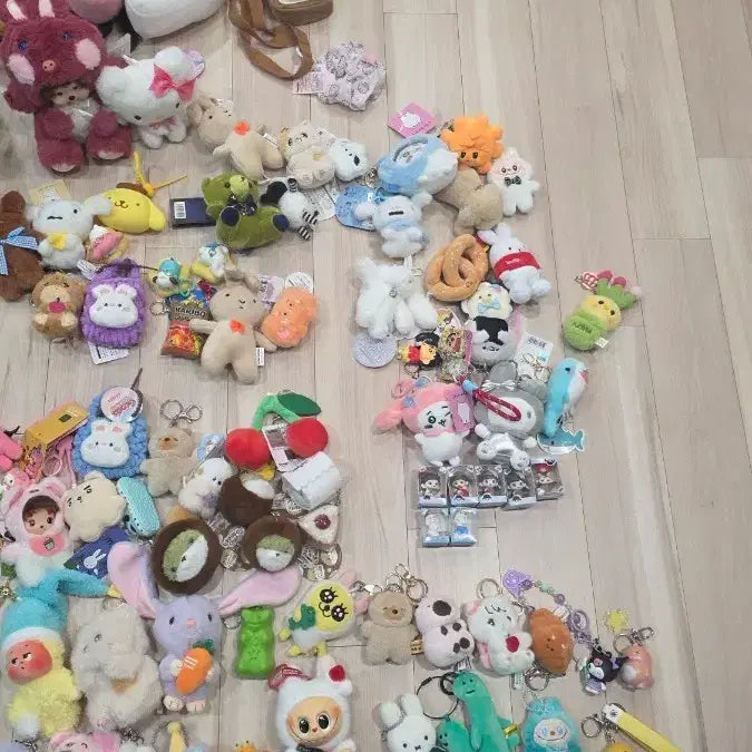 [BUNJANG] Arcade Prize Plushies &amp; Goods Bundle (80+ Items) / 오락실 경품 뽑기 잡화  인형  80개 이상