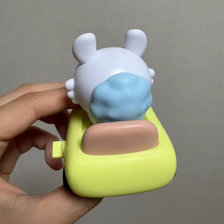 [BUNJANG] Momonga Moving Car Figure Chiikawa Manjakgui / 모몽가 움직이는 자동차 피규어 치이카와 만작귀
