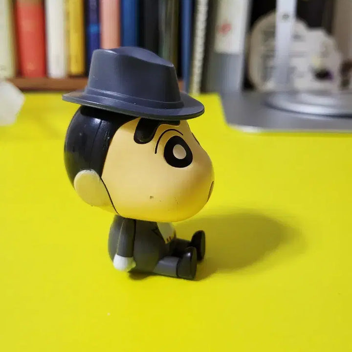 [BUNJANG] Crayon Shin-chan Suit Figure (Shaking Figure) / 짱구 덜덜이 피규어(정장 짱구)