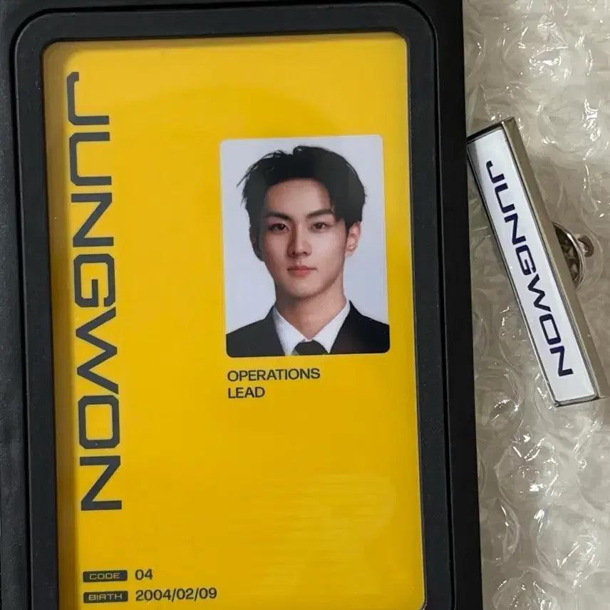 [BUNJANG] ENHYPEN Jungwon ID Card + Pin Badge Set / 엔하이픈 정원 아이디카드+핀배지 양도