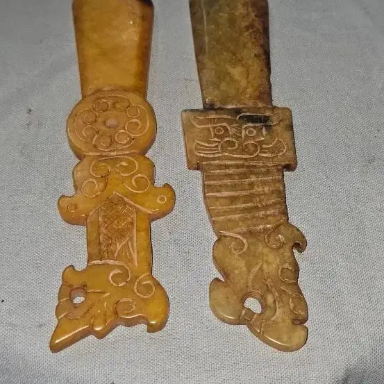 [BUNJANG] Translucent Jade Sword-Shaped Dagger Ornaments (Set of 2) / 반투명 옥검형 칼 장식 2점 일괄.고문양 옥석 조각 147g