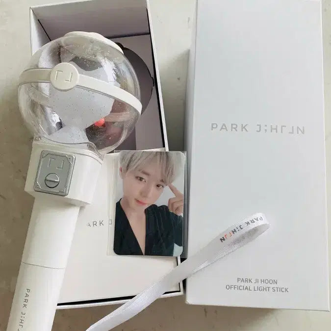 [BUNJANG] Park Jihoon Official Lightstick Pouch &amp; Photocard Set / 박지훈 뽑봉 2개 공식 응원봉 파우치와 포토카드 포함